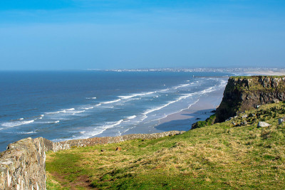 Mussenden Temple和Benone Beach在卡斯尔洛克，大西洋海岸在北爱尔兰