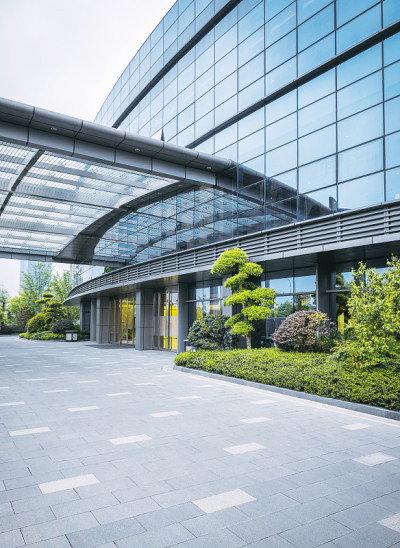 城市商务办公区商务大楼的外建广场和空间平台。