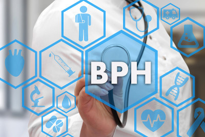 医生和BPH、良性前列腺增生词在医疗网络上连接在医院后台的虚拟屏幕上。