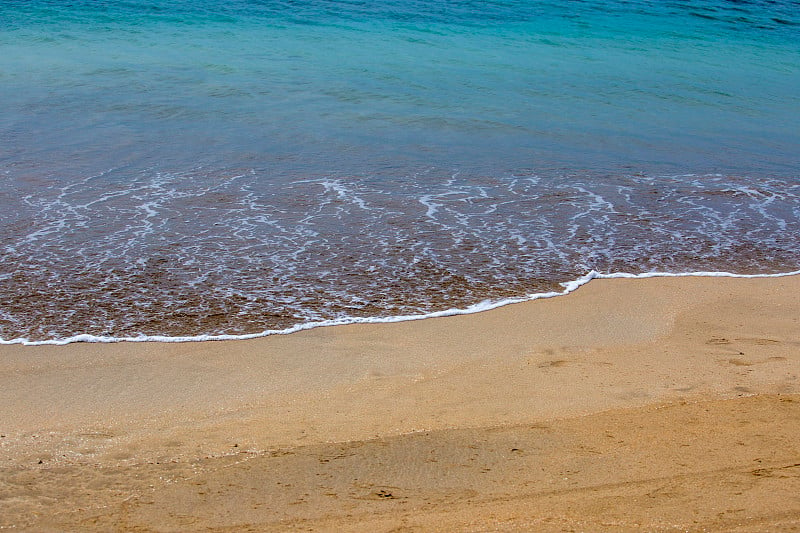 金色的海滩，深蓝色的海水