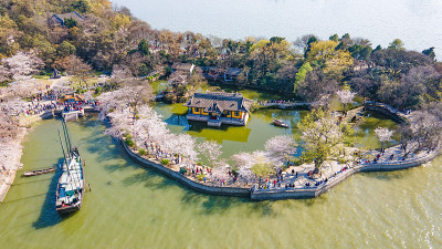 江苏省无锡市太湖鼋头渚景区赏樱楼与蠡湖渤公岛
