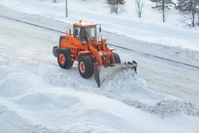 在冬季，清扫城市道路的积雪