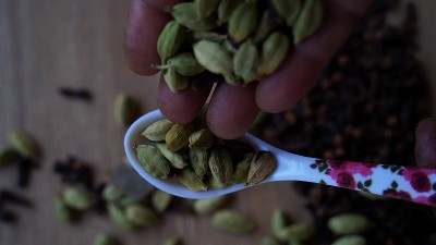 新鲜的豆蔻香料堆在厨房用白勺