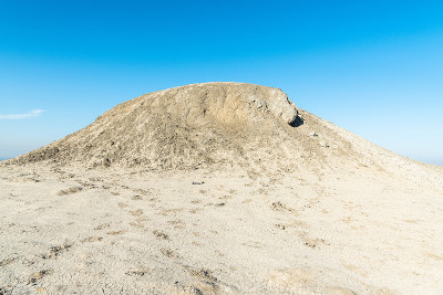 阿塞拜疆戈布斯坦鹰头狮泥火山的锥形。