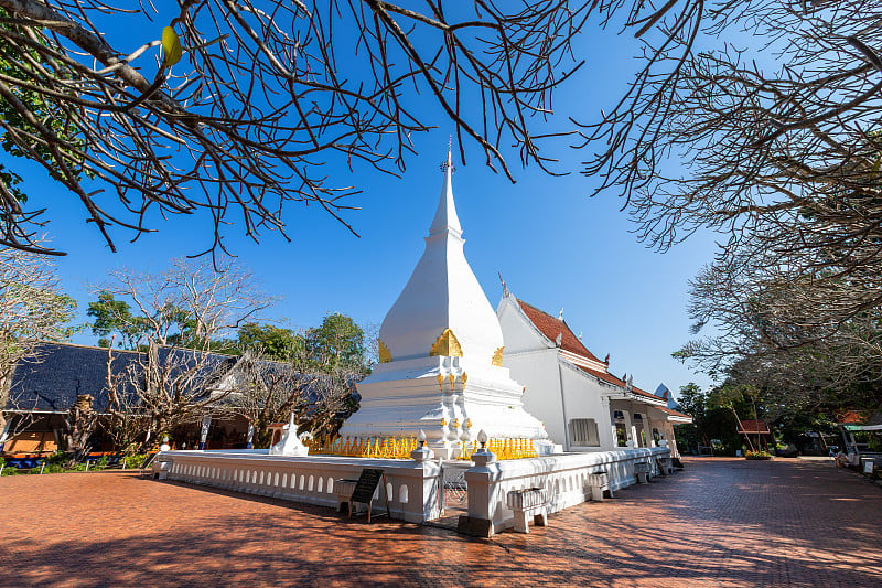 (Phra that Si Song Rak)著名的白塔是一座佛教寺庙，是泰国罗依省的主要旅游景点。