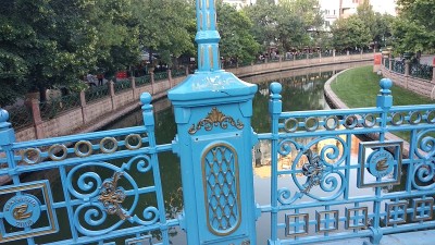 绿色的河流在城市的中心。(水中倒映的天空)