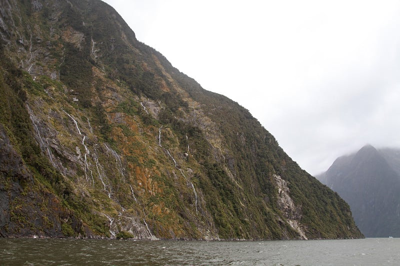 雨天的米尔福德海湾