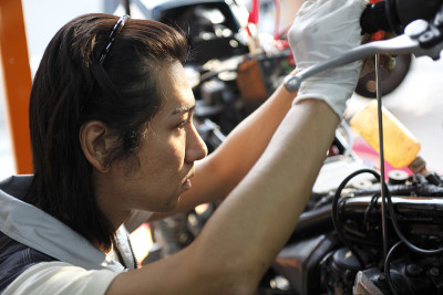 一个在自行车店工作的日本人