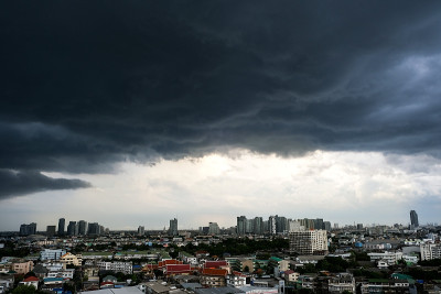 曼谷，暴风雨，乌云，天空，大雨，在一个现代化的城市