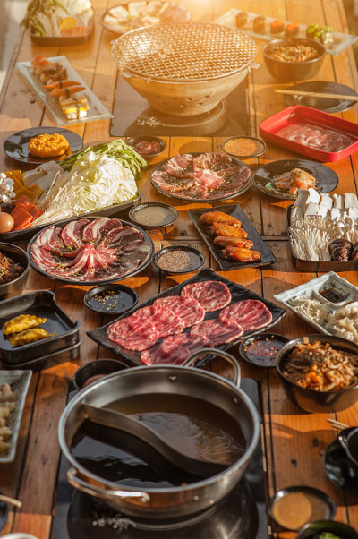 牛肉片涮锅。泰式炖汤，由木桌中央一锅炖着高汤的金属锅组成。
