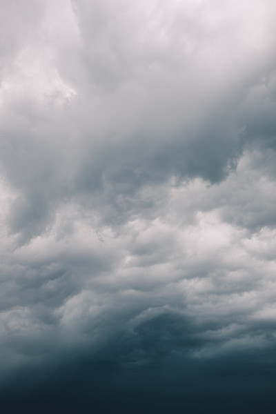 天空中暴风雨的云