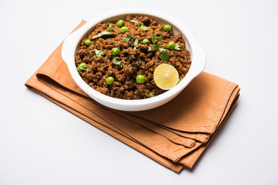 羊肉或鸡肉kheema pav或kulcha