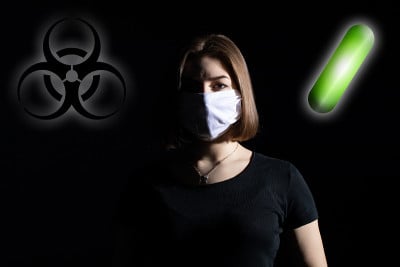 一名年轻的医学学徒在医院的传染病病房里向人们报告这种威胁。
