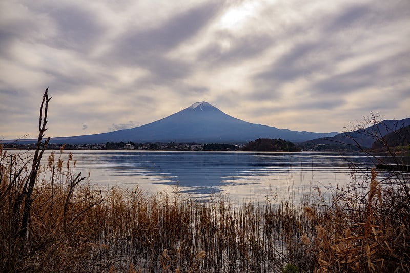 多云的一天从川口湖看富士山