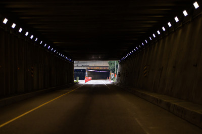 背景处公路出口空曲线隧道