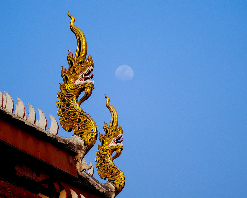 那伽的头像在寺庙的屋顶上