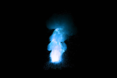 蓝色火焰爆炸在黑色背景上逼真的火焰爆炸
