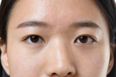 一个中国女人平静的眼睛的特写