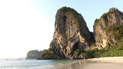 泰国莱雷的Phra Nang海滩上有岩石山峰。