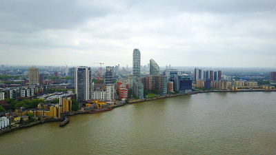一个春天的早晨，英国伦敦港区的金丝雀码头的无人机照片