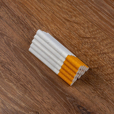特写滤嘴香烟，以木制为背景的反吸烟运动