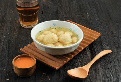 红辣椒西罗饼，蓝色碗里香辣肉丸