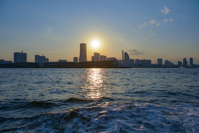 从海上看到的城市夜景