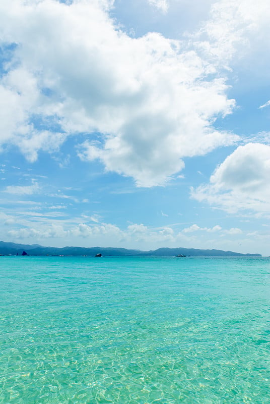 马达加斯加西部海滩上的海浪