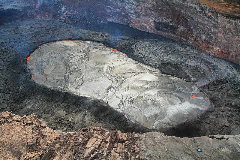 普乌火山口熔岩湖鸟瞰图