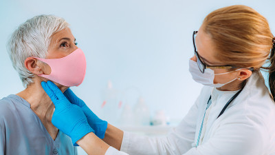 甲状腺控制。医生检查妇女在诊所。