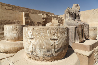 埃及卢克索的Medinet Habu神庙的柱子