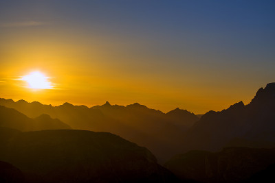 日落时分的山脉位于塞斯托Dolomiti di Sesto / Sextener Dolomiten