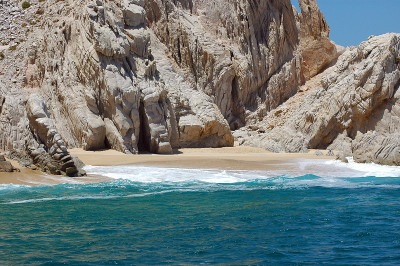 cabo拱门附近的空旷海滩