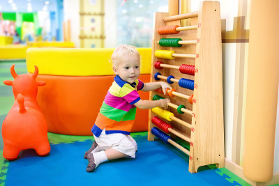 在幼儿园的算盘。儿童教育玩具