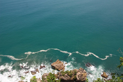 爪哇海的悬崖和海浪。