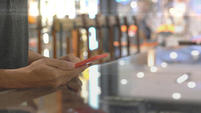 亚洲穆斯林男子使用非接触式支付