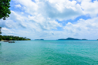 海滩上美丽的波浪