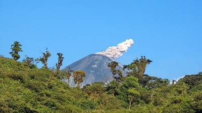 雷文多尔火山喷出的火山灰