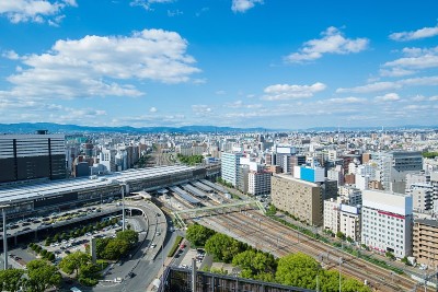 日本关西地区夏季大阪北部城市的天际线全景图