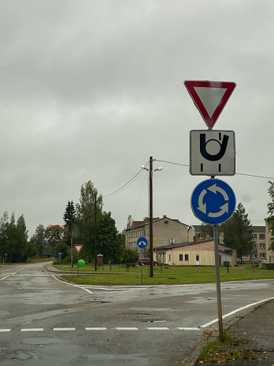 在包含主要道路标志的环形交叉路口前给出一个道路标志。交通笑话