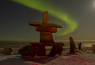 北极光和inukshuk与游客