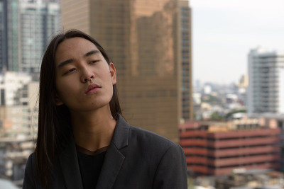 在户外留长发的亚洲男人