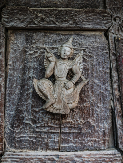 在Shwenandaw Kyaung，古老的木雕寺庙，金宫寺墙上渴望木雕塑，曼德勒，缅甸