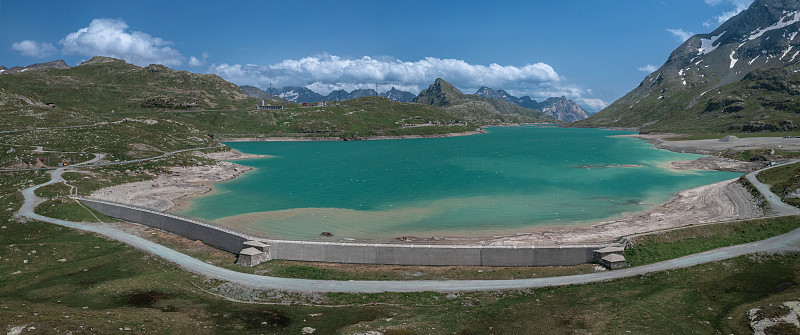 水库墙在Lago Bianco水库在berina Pass上面