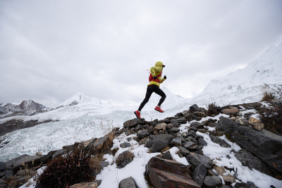 女子越野跑者越野跑上山冬季雪山山顶