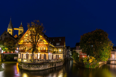 德国，美丽的中世纪古城esslingen am neckar的夜景在寂静的neckar河水中反射