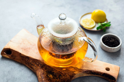 茶在玻璃茶壶