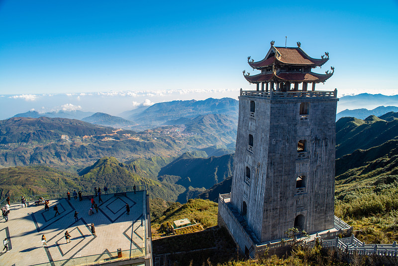 Thanh Van Dac Lo精神地标的宏伟钟楼，以风景优美的云雾山为背景，在Fansipan峰，