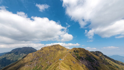 景观为草甸高寒草甸。中国江西省凭祥武公山风景区，武公山国家公园，徒步露营的奇异山。