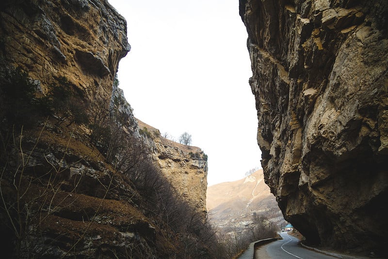 蜿蜒曲折的道路穿过切马峡谷通向定居点。高加索地区。巴尔卡里亚、俄罗斯。